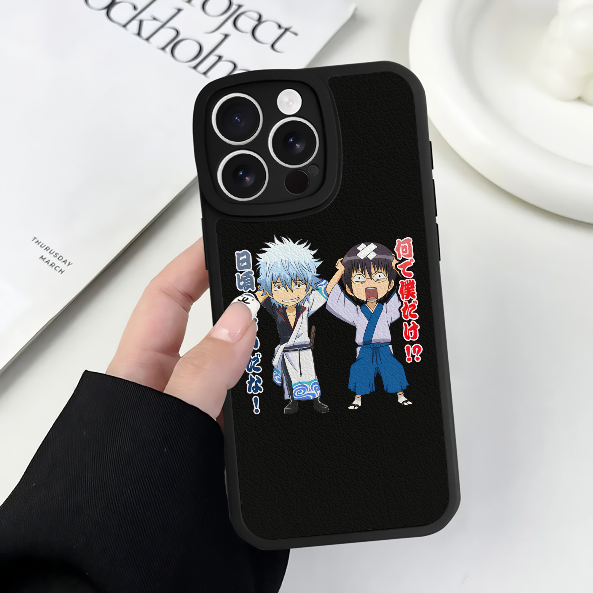 （画像用） ぎんたま 坂田銀時（さかたぎんとき） 神楽 志村新八（しむら しんぱち） GINTAMA Sakata Gintoki Kagura Shimura Shinpachi 【iPhone 16シリーズ対応】シリコンスマホケース（レザー調） 材質：シリコン